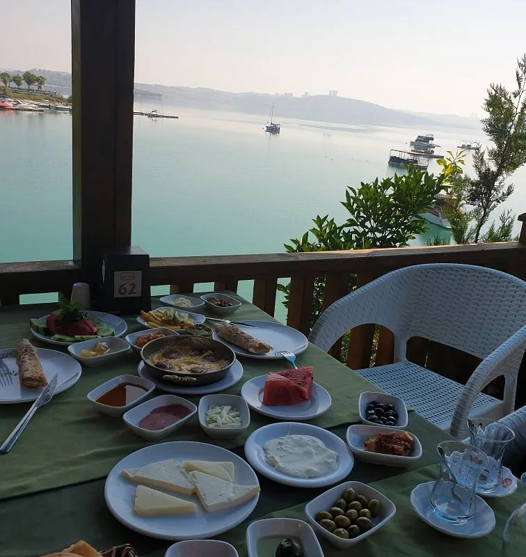 Tahta Masa Pub & Restaurant - Karab&uuml;k Merkez Karab&uuml;k