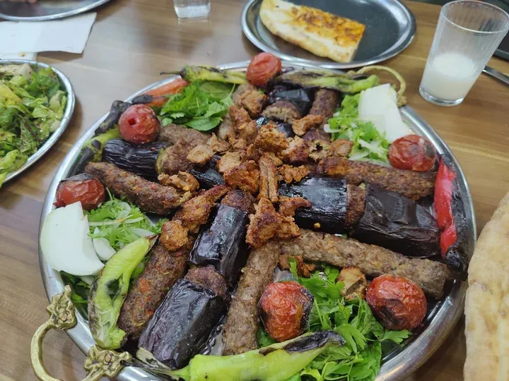 Eli B&uuml;y&uuml;k Sadin Usta Et&Kebap D&uuml;nyası - Birecik Şanlıurfa